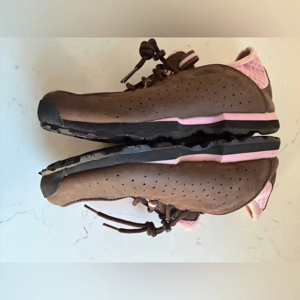Adidas brown and pink track shoes sz 7.5‎
